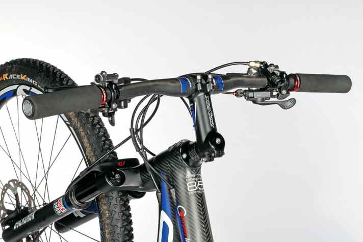   For racing only: Alles am Corratec ist auf Rennsport  ausgerichtet: Cockpit, Armaturen, Reifen- und Gabelwahl.