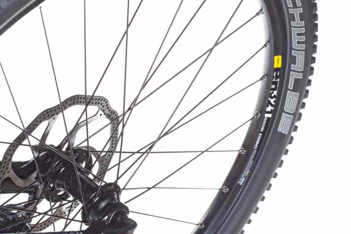   Trotz 27,5 Zoll schwerer als alle großen Laufräder: Dieses Übergewicht  beschneidet den sportlichen Charakter des günstigen  Merida-Racers.