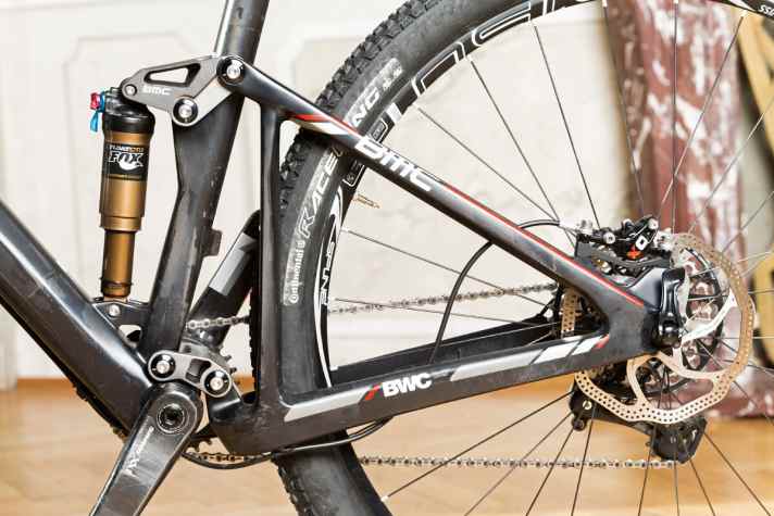   Das BMC verwendet ein System mit virtuellem Drehpunkt. Es spricht sensibel an, Racer fahren bergauf im Trail oder Climb Mode.