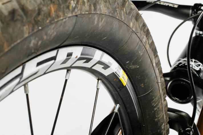   Die günstigen Mavic-Laufräder bieten nur eine Felgen­weite von 19 Millimetern. Zu schmal für den Einsatz mit breiten Enduro-Reifen.