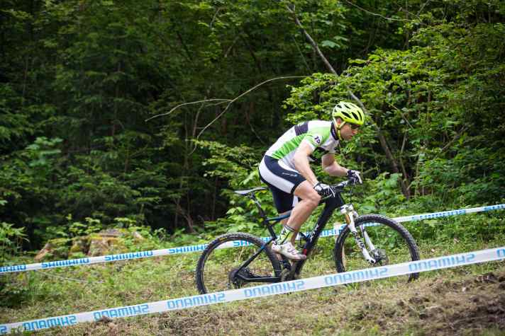   BIKE-Testredakteur Stefan Loibl beim Testride auf der Worldcup-Strecke in Albstadt.