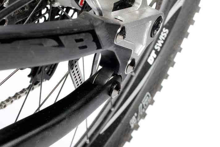   Ab der Hälfte des Test-Pensums stellte sich spürbares Spiel im gleitgelagerten Horstlink ein. Ursache ist eine zu lange Hülse.