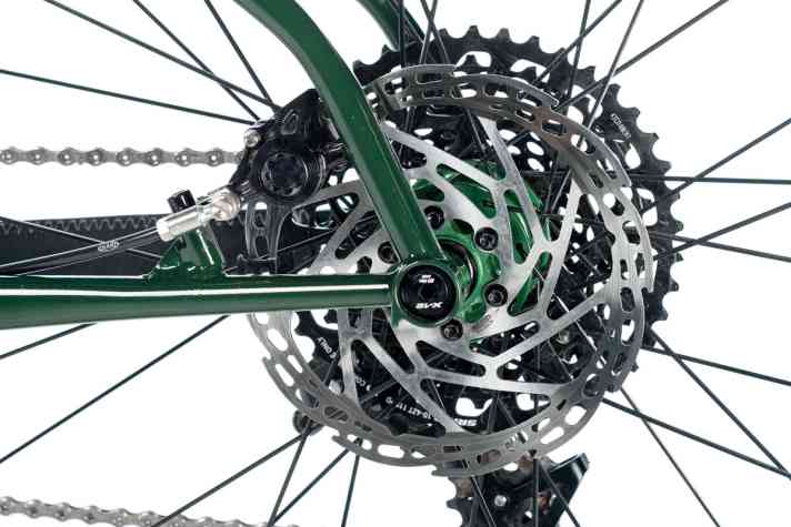   Der Hinterbau des Luchs’ ist filigran, dank Steckachse aber dennoch ausreichend steif. Der Bremssattel sitzt hübsch zwischen den Streben. 