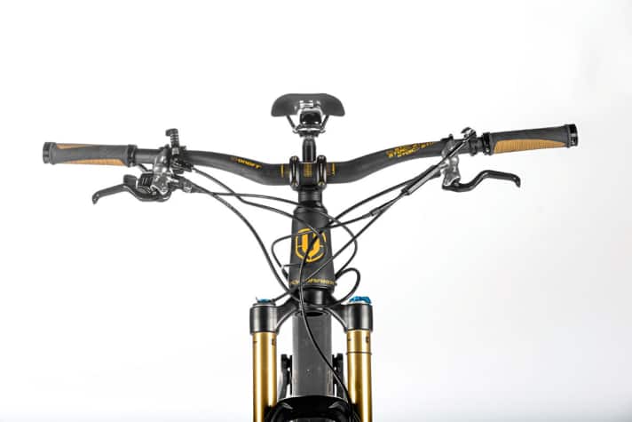   Spaghetti-Cockpit: Der Kabelsalat AM Mondraker Foxy wirkt unaufgeräumt. Auch hier ist die Handhabung des Fox-Lockouts nicht das Gelbe vom Ei.