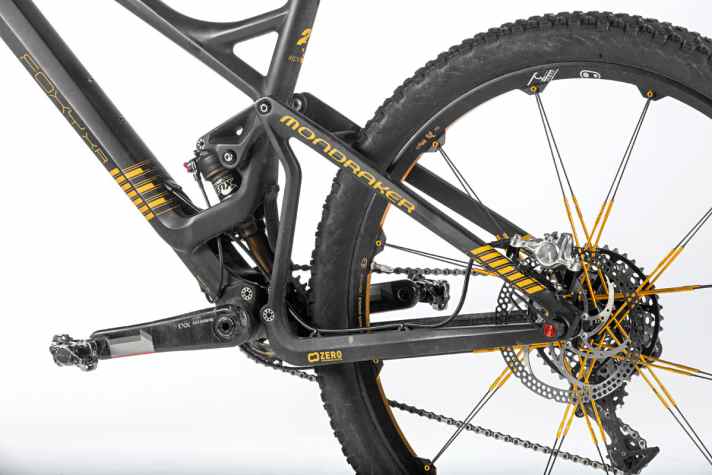   Das Fahrwerk des Mondraker Foxy sieht wahnsinnig aufwändig aus und ist es auch. Das Federbein wird von einem Kunststoff­abweiser vor Dreck geschützt.