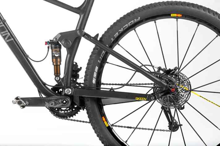   Die Mavic-Lauf­räder beschleunigen das Radon Skeen 100 super. Das Heck bietet ausreichend Komfort. Die Dämpfer­wippe besteht aus Carbon. 