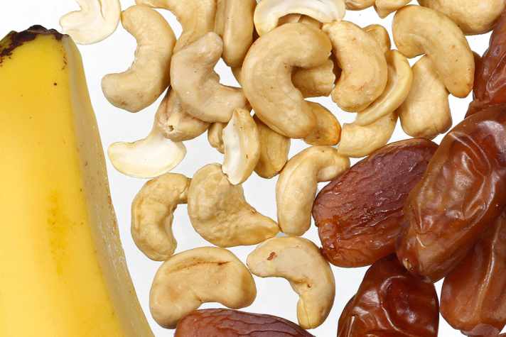   Schnell gemacht: Riegel aus Cashew-Kernen und Datteln sind eine gute Alternative zu Industrieprodukten