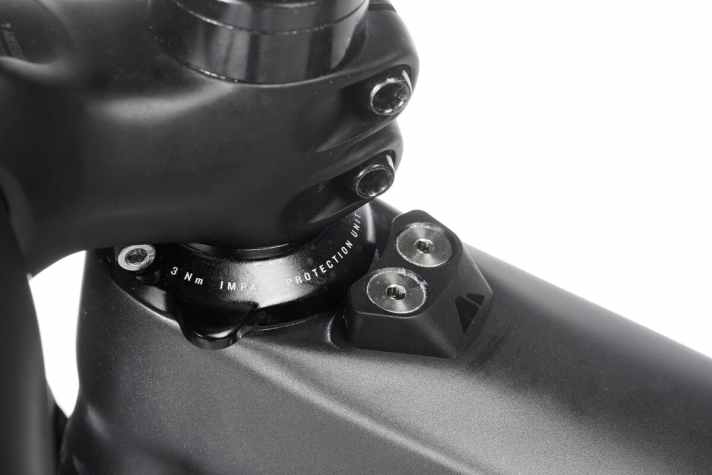 Der Lenkeinschlagbegrenzer des Canyon Dude schützt das Oberrohr des Rahmens und die Leitungen bei einem Sturz mit umschlagendem Lenker.