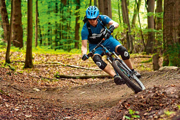   Sanft in die Landschaft modelliert: die Pumptrack-ähnlichen Anlieger am Einstieg des Kreuzberg-Trails. 