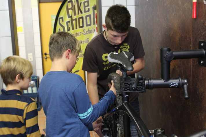   Grundkenntnisse der Fahrradwartung sind beim Biken so wichtig wie Luft in den Reifen. Hier lernen die Schüler mit einem Profi, wie es richtig geht.