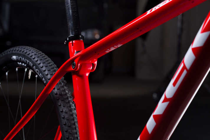   Komfort ohne Effiezenzverlust. Flex ist das Stichwort. Dafür braucht auch ein Hardtail ein Gelenk in der Sitzstrebe.