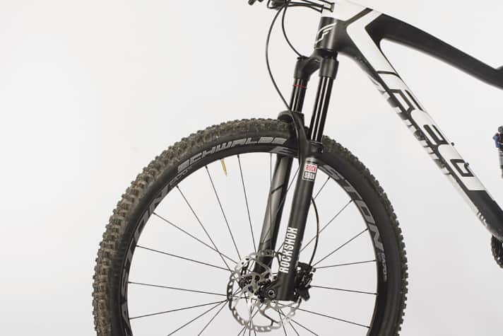   Felt Virtue 2: Schlanke Gabeln wie die Rock Shox Revelation sind gut für den sportlichen Einsatz geeignet, in der preisgünstigen RL-Version aber weniger leistungsfähig.