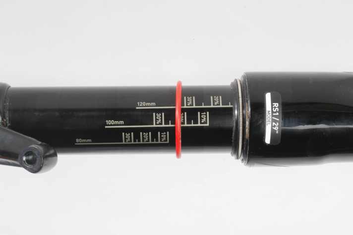   Rock Shox Luftdruckempfehlung und SAG-Bereich sind direkt auf der Gabel angebracht und erleichtern das Setup. Eine einstellbare Druckstufe haben wir nicht vermisst.
