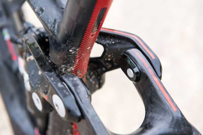   Von außen sieht man nur einen schwarzen Deckel. Um den Flip Chip umzustellen, muss man diese lösen und samt einem Insert umdrehen.