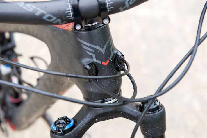   Kabelsalat ade: Je zwei Leitungen verschwinden vorne im Steuerrohr. Gummi-Hülsen fixieren die Leitungen an der Klemmung.