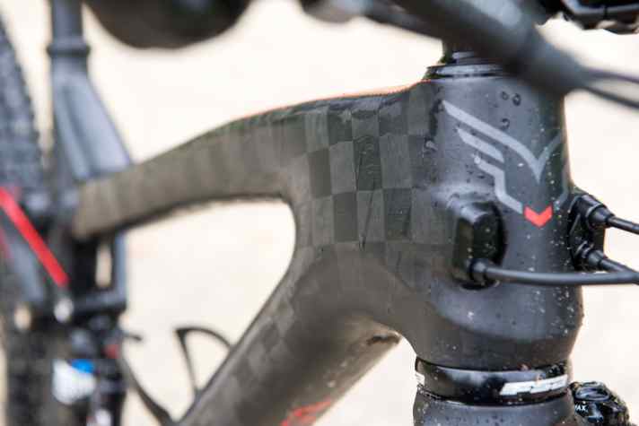   Hingucker: Die TeXtreme-Struktur ist Markenzeichen des Carbonrahmens des Felt Decree FRD.