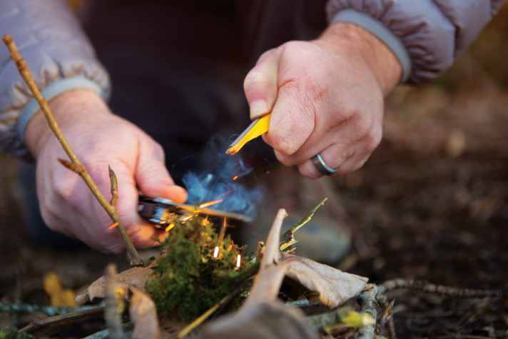Mit dem richtigen Zunder kann man mit dem Leatherman Signal sogar Feuer machen.