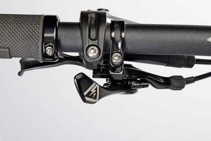   Nein, das ist kein Schalthebel, sondern die äußerst praktisch platzierte Bedienung für die Teleskopstütze am Specialized. Die sollte bei keinem Bike fehlen.