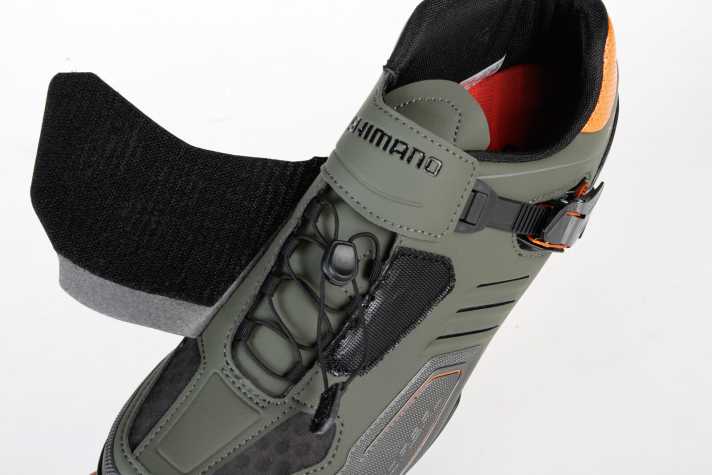   Die Kombination aus Quick-Lace-Schnürung, Ratsche und Klettdeckel fixiert den Fuß im Shimano-Schuh besonders gut. Das Quick-Lace-Band fixiert man am Klettdeckel.