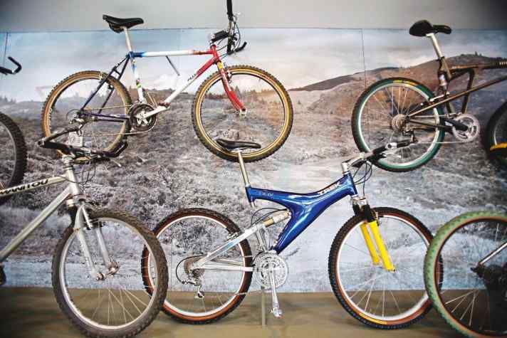  Das Trek Carbon-Fully mit Antriebsschwinge war eine der Irrungen der Technologie. Darüber: Thomas Frischknechts Ritchey-Racebike von den Olympischen Spielen 1996.