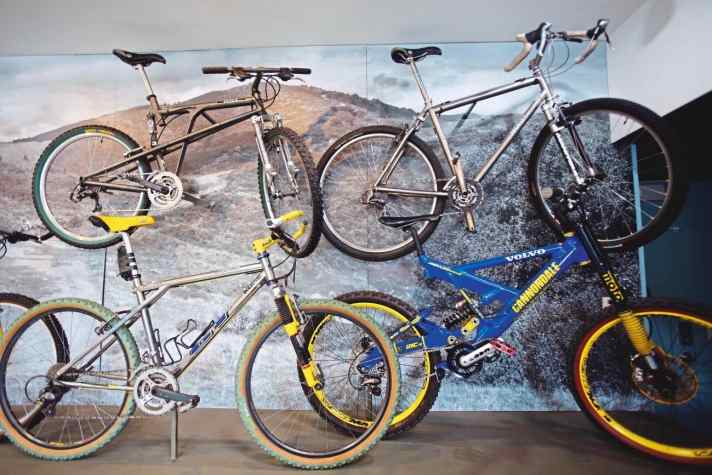   Das interessanteste Bike versteckt sich rechts oben: Ein Moots Titan-Fully mit 29er Bereifung. Damals hätte niemand geahnt, dass 29er eine so große Marktbedeutung erreichen. Das Cannondale hingegen wurde nur in winziger Stückzahl produziert, ausschließlich für die Teamfahrer.