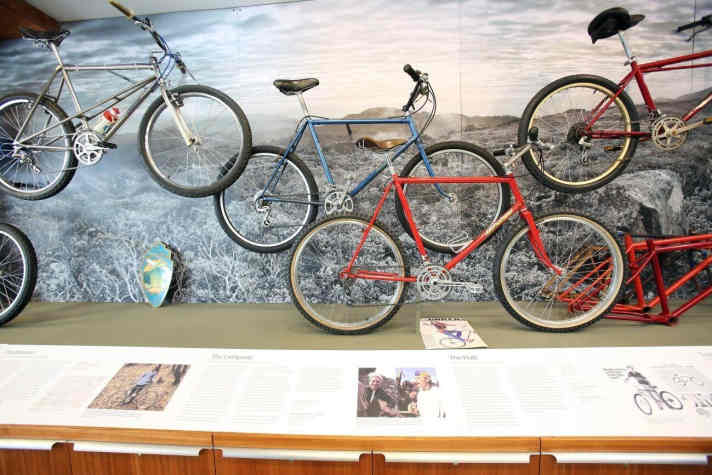   Links im Bild: Eins der ersten Breezer-Bikes. Joe Breeze konstruierte die zusätzlichen Streben als Versteifung in den Rahmen hinein.