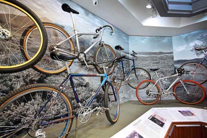   Das blaue Specialized Stumpjumper weiter hinten im Bild stammt aus dem ersten Container, den Specialized-Boss Mike Sinyard aus Fernost kommen ließ. Das Stumpjumper gilt als das erste Serienbike der Geschichte.