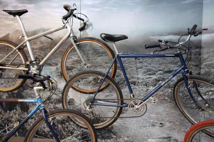   Hier nochmal das Stumpjumper und das Cunningham CC Proto aus 1979. Schon damals mit Alu-Rahmen, Einfach-Antrieb und Kettenführung. Der Rennlenker ist typisch für Cunningham.