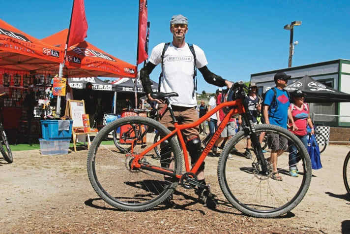 David Folch baut Bikes für Große, also Leute von 192 und 225 cm. Zur Einschätzung: David misst 198cm und sein hier gezeigter Prototyp eines Enduro-Hardtails ist ein S-Rahmen – gepaart mit 36er Laufrädern!