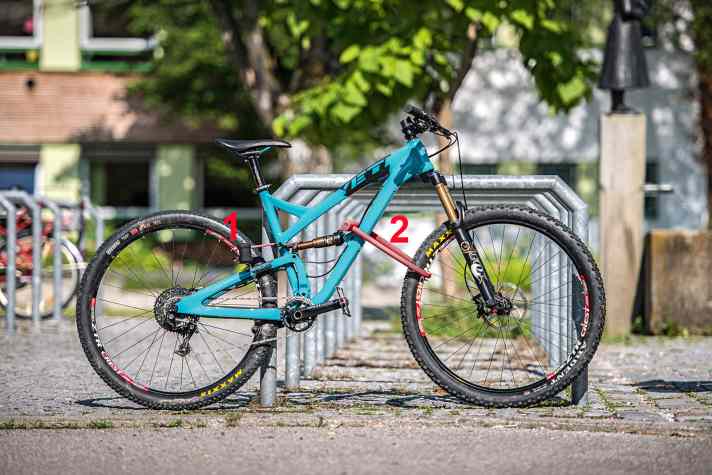   Schließen Sie Rahmen und Hinterrad (1) eng an einem fest verankerten Gegenstand an. Sichern Sie auch leicht demontierbare Teile wie das Vorderrad (2) und parken Sie in der ersten Reihe. Womit Sie Ihr Bike am besten sichern, lesen Sie in unserem letzten <a href="service/bike_wissen/schloss-test-2014-sechs-fahrradschloesser-im-vergleich/a22221.html"  rel="noopener noreferrer">BIKE Schloss-Test</a> .