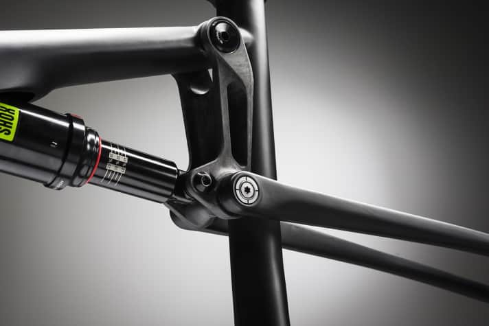 Die neue Carbon-Wippe spart mächtig Gewicht. Beim 29er kommt eine längere Wippe zum Einsatz wie bei den kleinen 27,5-Zöllern. Am Hauptlager setzt Cannondale auf eine einteilige Steckachse, die sich einfach mit einem T25-Torq bedienen lässt.