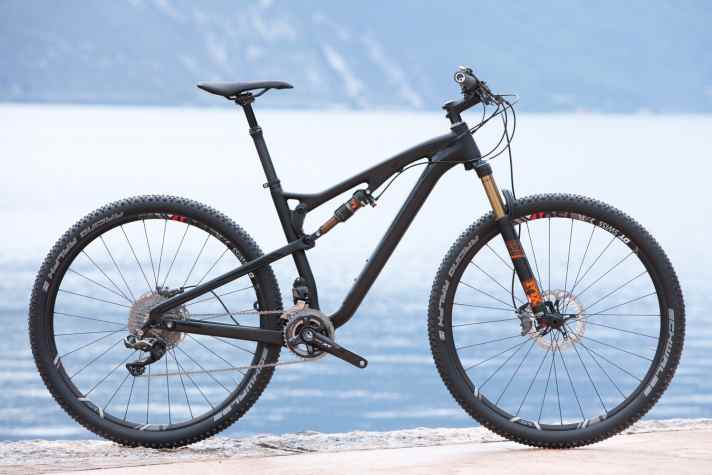   Das Stevens-All-Mountain Jura als Carbon-Version. Der Rahmen soll 2050 Gramm auf die Waage bringen.