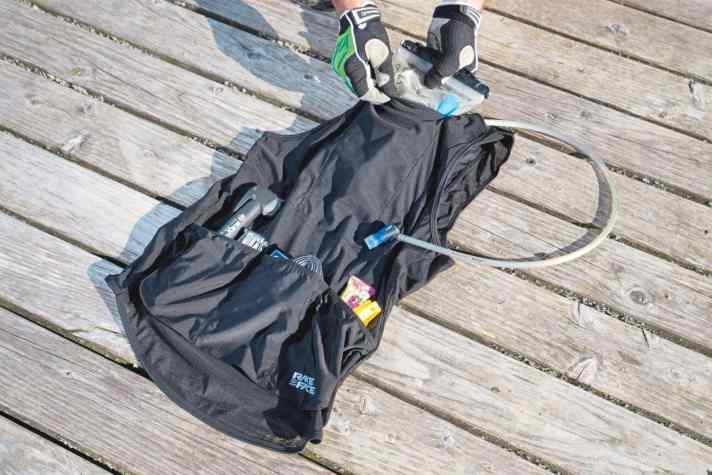   Das Stash Tank ist stabil konstruiert und mit verstärkenden Nähten versehen, sodass die drei Rückentaschen großzügig beladen werden können.