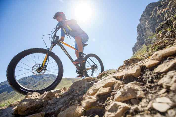   Die dicken Reifen tauchen in dieser Saison bei immer mehr Bike-Herstellern auf. Von Plus-Bikes spricht man, wenn Reifen mit 2,8-3,0 Zoll Breite zum Einsatz kommen.