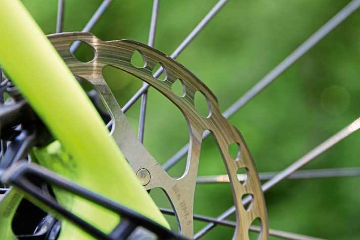   Für 2999 Euro ist das Trek Procaliber 9.7 mager ausgestattet mit Einfach-Übersetzung und schweren Laufrädern. Shimanos Deore-Bremse hat in der Transalp-Woche gelitten.