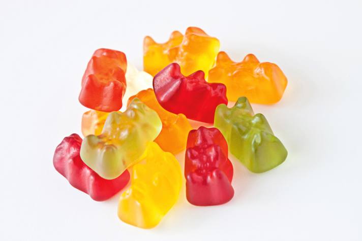   Süßes kann sie genießen. Früher kasteite sie sich und bekam Fress-Flashs. Da verschwand schon mal ein ganze Haribo-Packung. Heute reicht ein Gummibärchen und Schluss.