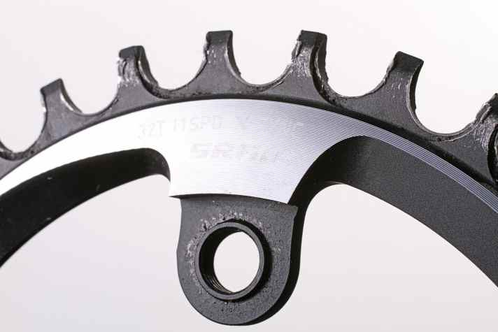   Schön und leicht: Das Alu-Blatt von Sram zeigt nach dem Test deutlichen Verschleiß, ist aber noch intakt. 