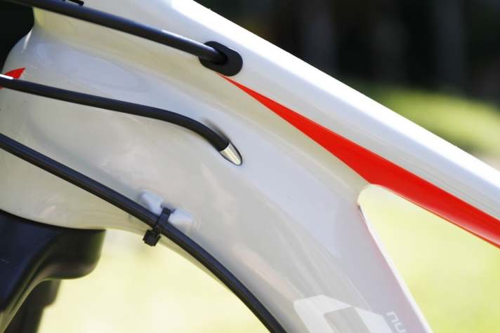   Die Kabelführung verläuft sauber im Rahmeninneren - nur bei der Bremsleitung wurde aus Montage- und Service-Gründen bewusst darauf verzichtet.