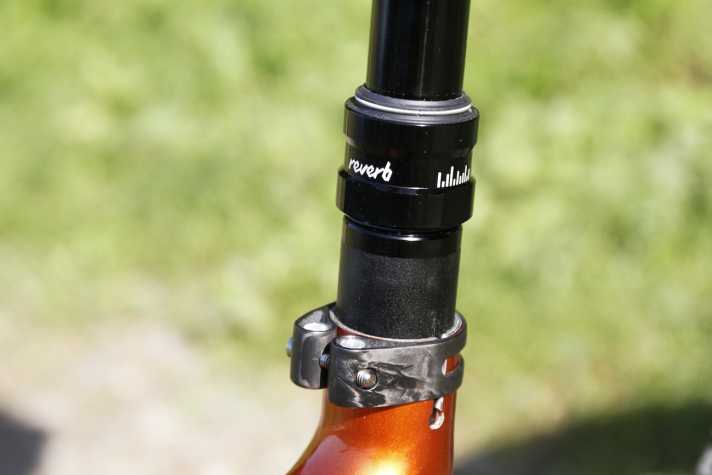   Hilft beim Gewicht-Sparen: die filigrane Carbon-Sattelklemme, die man sonst nur von Centurions Race-Bikes kennt.