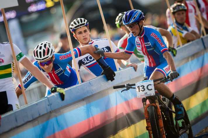   Katherina Nash auf dem neuen Orbea Oiz bei der WM-Staffel in Nove Mesto. Hier wechselt sie gerade auf Schlussfahrer Jaroslav Kulhavy.