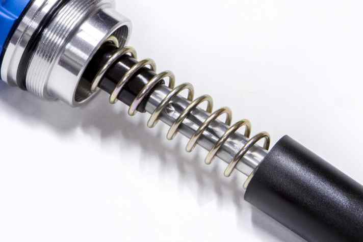   Überschüssiges Öl kann beim GRIP-Dämpfer durch spezielle Öffnungen an der Oberseite des Dämpfers austreten.