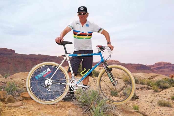   Ausatmen, Bauch einziehen, dann passt das Regenbogen-Trikot noch wie angegossen. Für den Termin mit BIKE hat H-Ball sein Miyata extra aus dem Museum geholt. Die Berge des Szene-Mekkas Moab bilden eine würdige Kulisse.