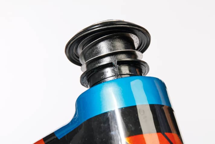   Beim Acros-Steuersatz im Radon sorgte ein falscher Kunststoff-Zentrierring für Spiel. Das Knarzen beim Ghost war durch eine Fettpackung zu beseitigen.