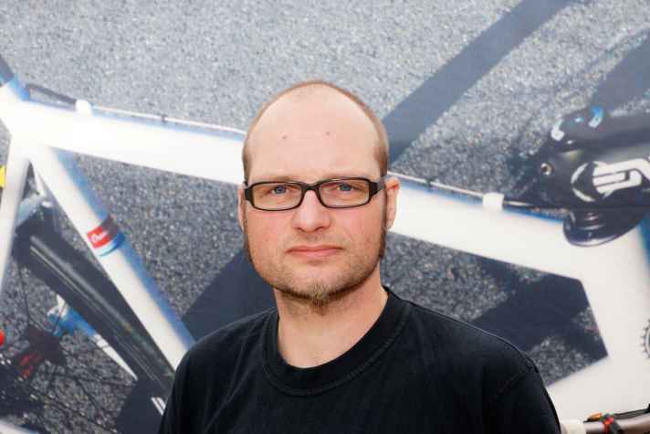   Apropos Objekterotik. Da fällt mir doch gleich noch ein zweites Teil ein. Mein Radsport-Kumpel aus Kindertagen, Sören Marx aus Leipzig, hat es ersonnen. Der hat eine kleine, feine Custom-Manufaktur gegründet mit dem lässigen Namen "Unique Cycles".  Rahmen, Sonderanfertigungen, Custom-Gepäckträger und – sagenhaft schön – Kurbeln aus Stahl.