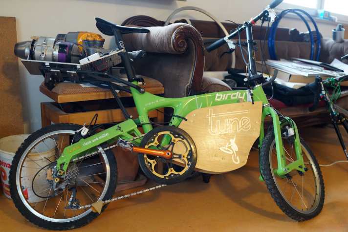   Wer durch den mittlerweile riesigen Firmenklotz unweit von Freiburg schreitet, entdeckt überall Hinweise auf Uli Fahl’s ungezügeltes Fahrrad-Faible. Dies hier ist Fahl’s Klapprad mit diversen durchgeführten Tuning-Maßnahmen, wobei besonders der Raketenantrieb hervorzuheben wäre. Ich finde das ja herrlich. Dieses leidenschaftliche, konsequente. Für mich ein Grund, genau hier eine Kurbel zu kaufen.