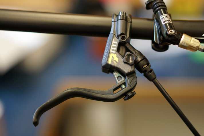   Hebelweite und Druckpunkt sind werkzeuglos verstellbar, die Ergonomie ist bestmöglich: Auch die Griffe der MT7 lassen die Vorfreude auf die ersten Trail-Kilometer bis zur Hippeligkeit anschwellen.