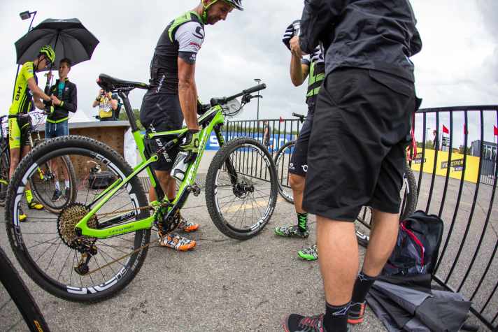   Mani uns sein Mechaniker checken die letzten Schrauben des Scalpels vor dem Start. In Rio wird er seine Stärke in der Abfahrt mit dem vollgefederten Cannondale Scalpel SI voll ausnutzen.