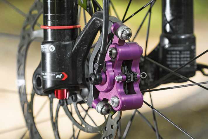   Bremse Trickstuff Piccola: Der Sattel ist ein Erbstück der Cleg 2. Auf der Eurobike wollen die Freiburger leichtere Scheiben präsentieren, um die Formula R1 vom Thron zu stoßen. Die Farbe von Hebel und Sattel soll im Serienzustand angeglichen werden. 