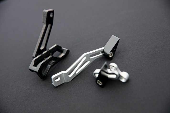   Zusammen mit der italienischen Firma Leonardi Factory hat das Team und Mechaniker Giacomo Angeli diverse Kettenführungen entwickelt. Unter <a href="http://www.leonardifactory.it/" target="_blank" rel="noopener noreferrer nofollow">www.leonardifactory.it</a>  gibt es zudem zahlreiche Cannondale-Tuning-Teile wie Lefty-Vorbauten oder Carbon-Rahmenschützer. 