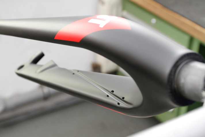   Die Führung für die Bremsleitung. Die einzige Stelle, bei der es mit sehr dicken Plus-Reifen schon mal Kontakt geben kann.